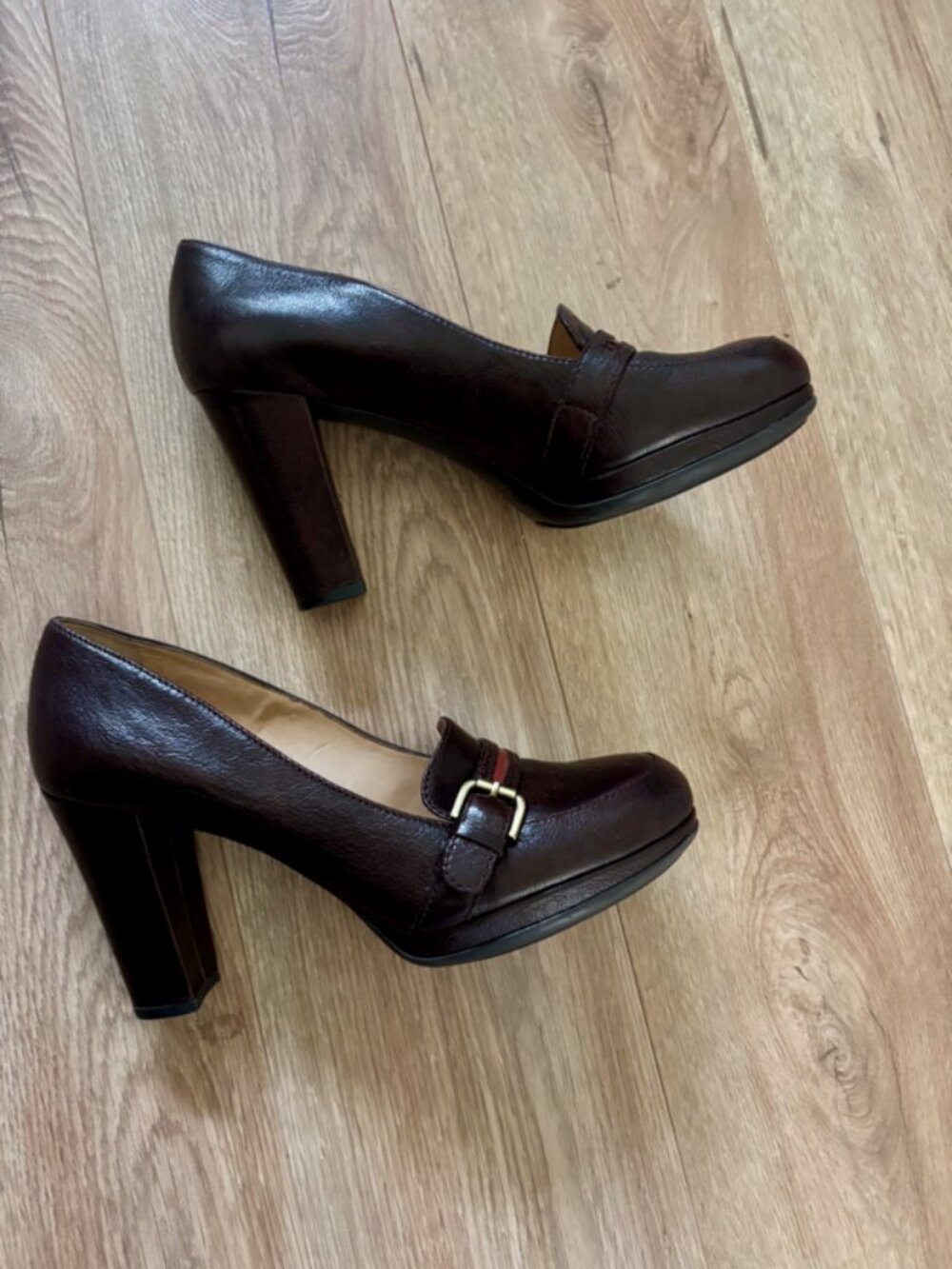 Like New Naturalizer Brown Leather Block Heel Loafers Gold Buckle Red Accent 8.5